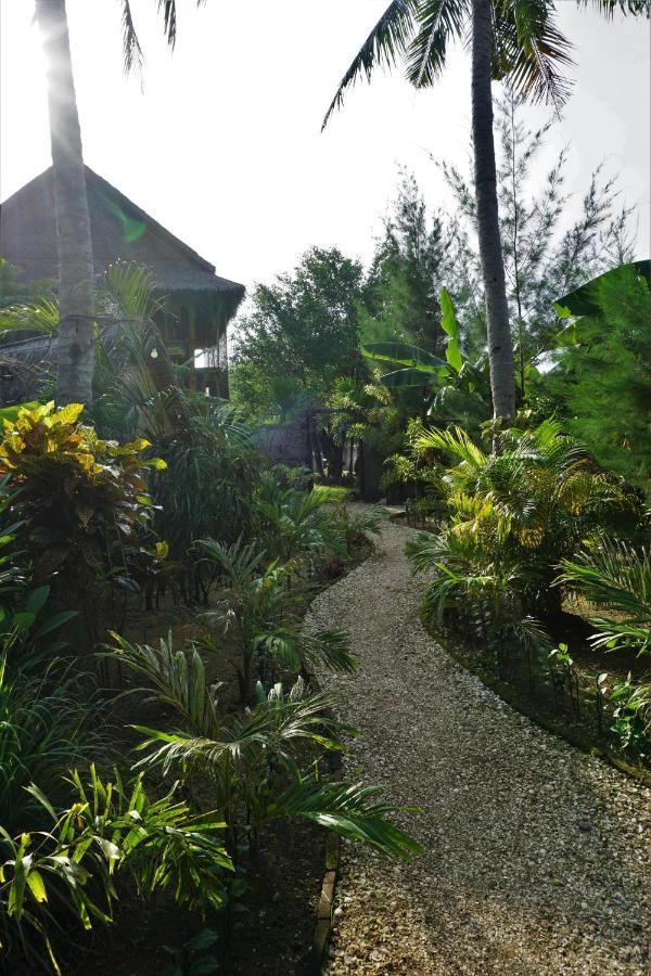Basa-Basi Lodge Karimunjawa Exterior photo
