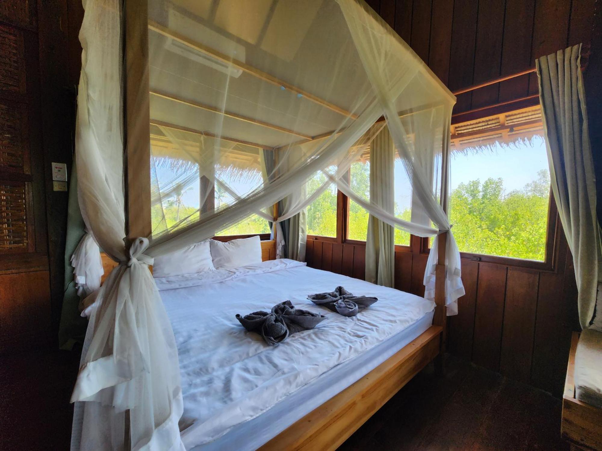 Basa-Basi Lodge Karimunjawa Exterior photo